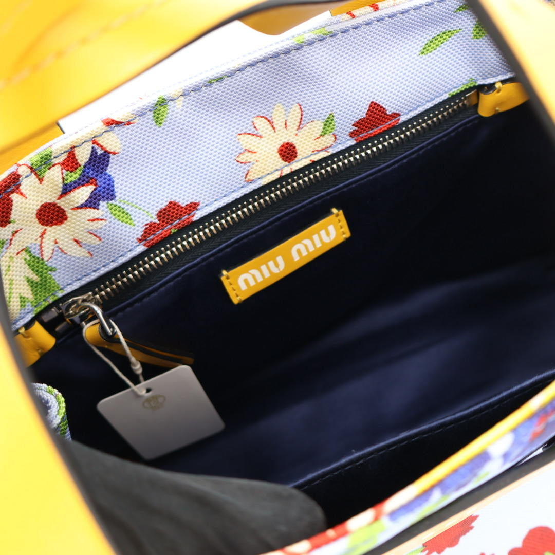 ミュウミュウ MIUMIU カナパ エブリウェア フラワーブーケ 花柄 日本限定