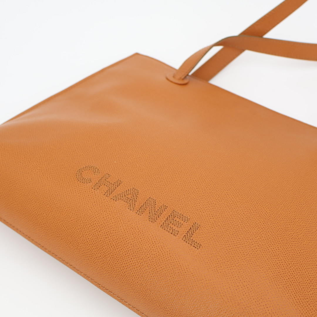 シャネル CHANEL レザートートバッグ ロゴ 刺繡 カーフスキン キャメル