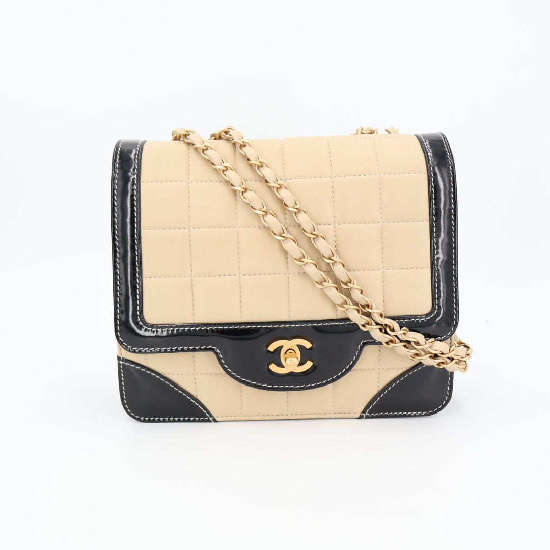 シャネル CHANEL チョコバー バイカラー チェーン ショルダー バッグ ブラック ホワイト 黒 白 シルバー 金具 パテント エナメル