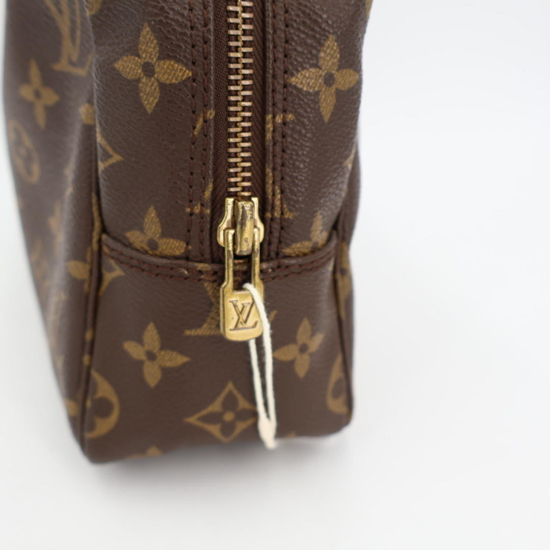 ルイ・ヴィトン LOUIS VUITTON モノグラム トゥルース トワレット28 化粧ポーチ トラベルポーチ マルチポーチ クラッチバッグ