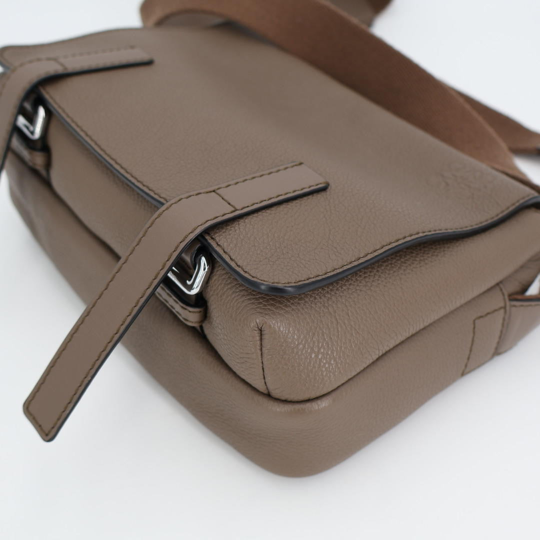 ロエベ LOEWE ミリタリ—メッセンジャー ショルダーバッグ