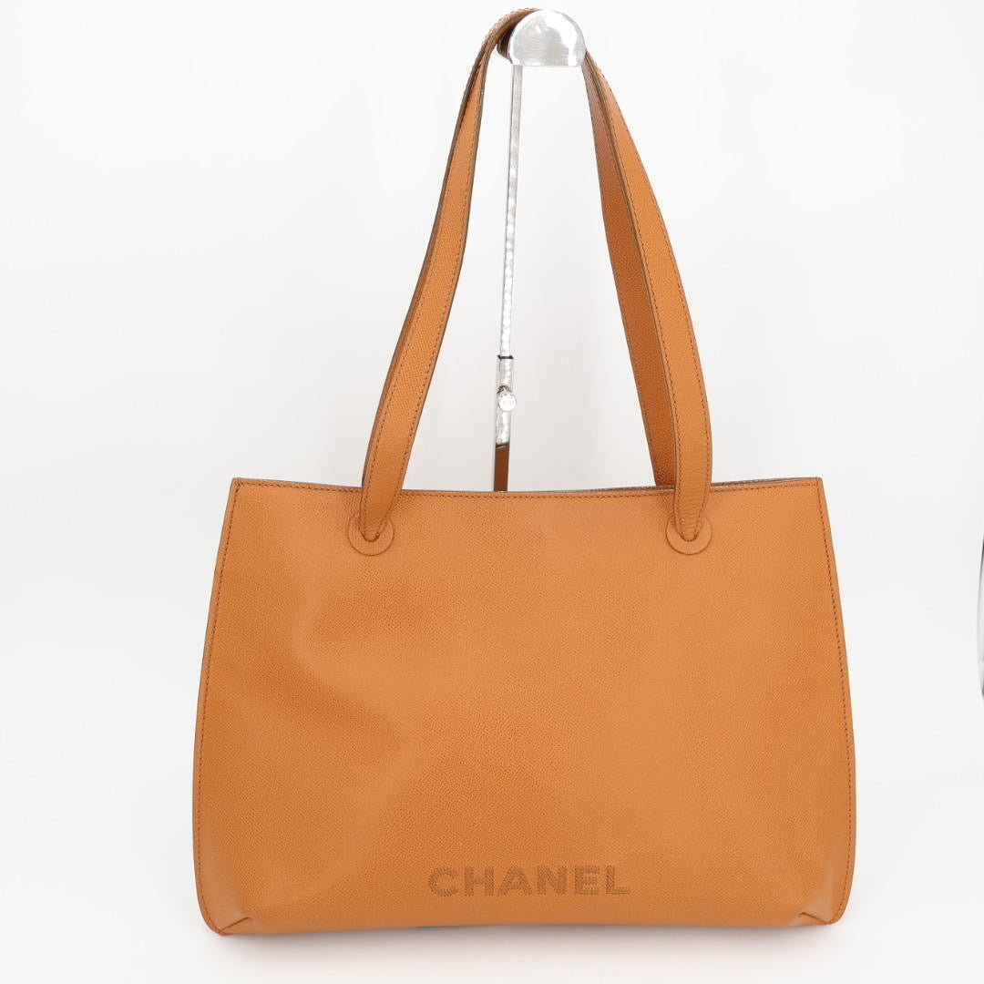 シャネル CHANEL レザートートバッグ ロゴ 刺繡 カーフスキン キャメル