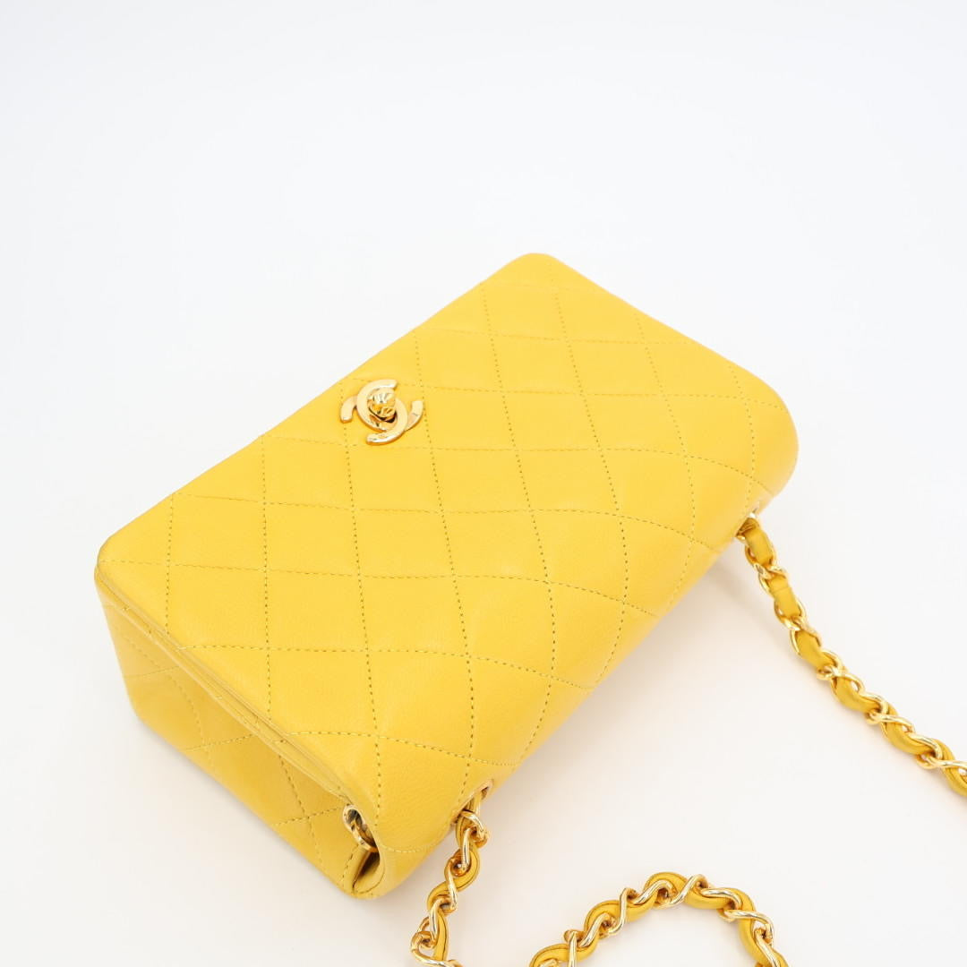 シャネル CHANEL ミニマトラッセ チェーンショルダーバッグ カラー ： イエロー系