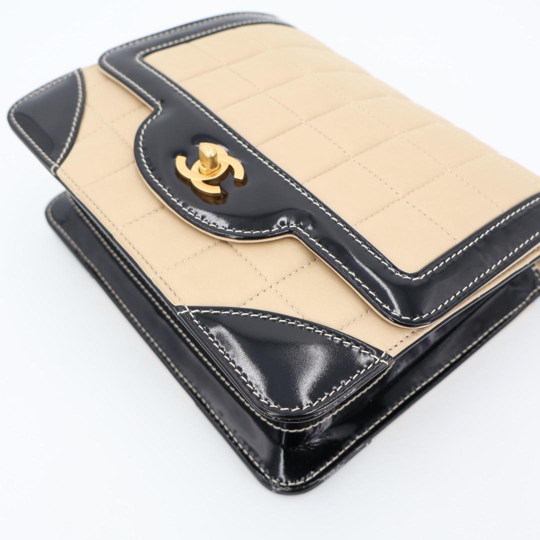 シャネル CHANEL チョコバー バイカラー チェーン ショルダー バッグ ブラック ホワイト 黒 白 シルバー 金具 パテント エナメル