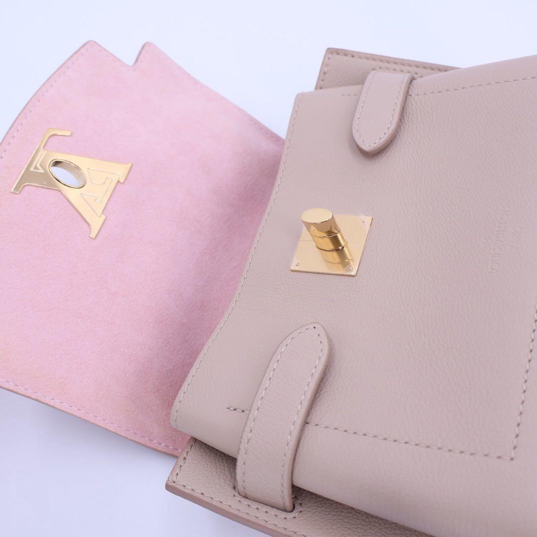 ルイヴィトン LOUIS VUITTON ハンドバッグ Louis Vuitton ロックミー・エヴァー ミニバッグ M21052レディース グレージュ 美品