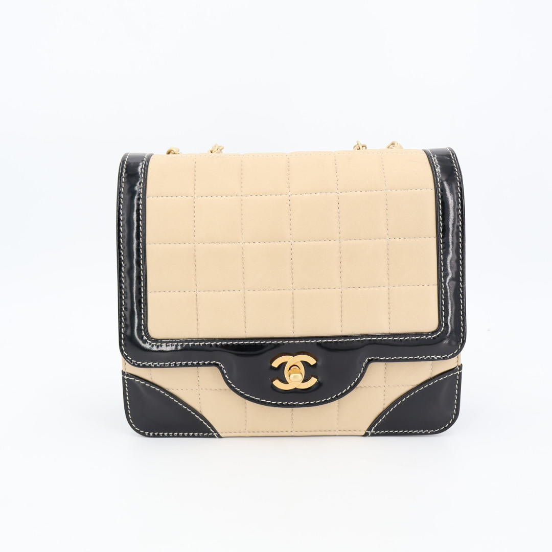 シャネル CHANEL チョコバー バイカラー チェーン ショルダー バッグ ブラック ホワイト 黒 白 シルバー 金具 パテント エナメル